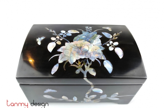 Rectangular lacquer box attached with mother of pearl